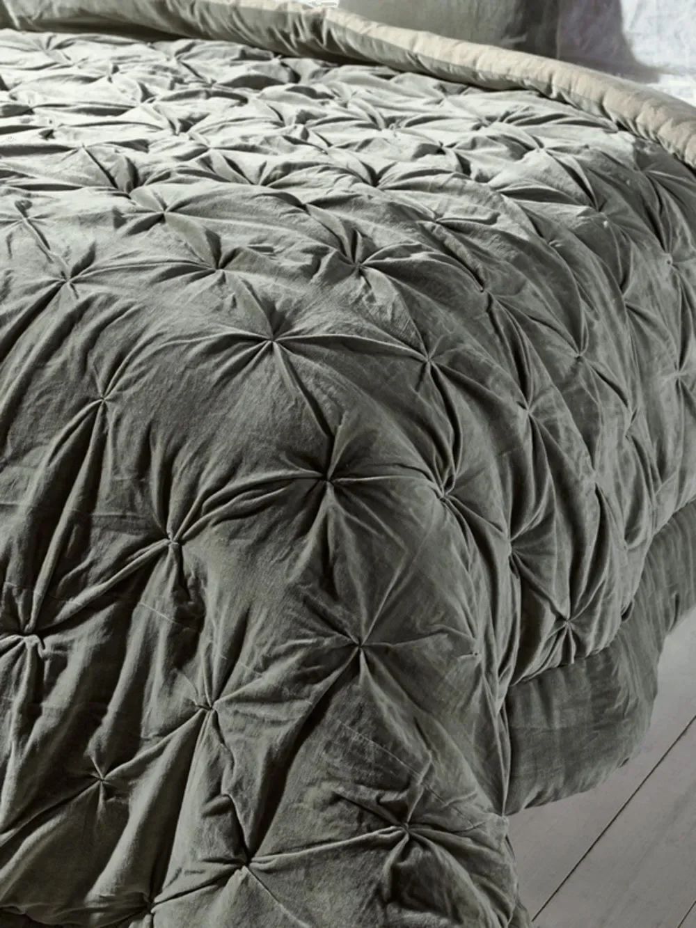 New Anthropologie Trova Velvet Quilt Size Queen